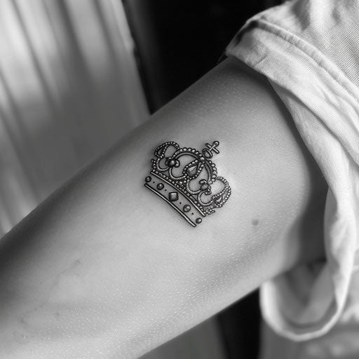 Minimalist queen crown with a modern twist