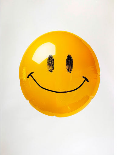 Yellow emoticion face on white, shiny eyes, feminine vibes